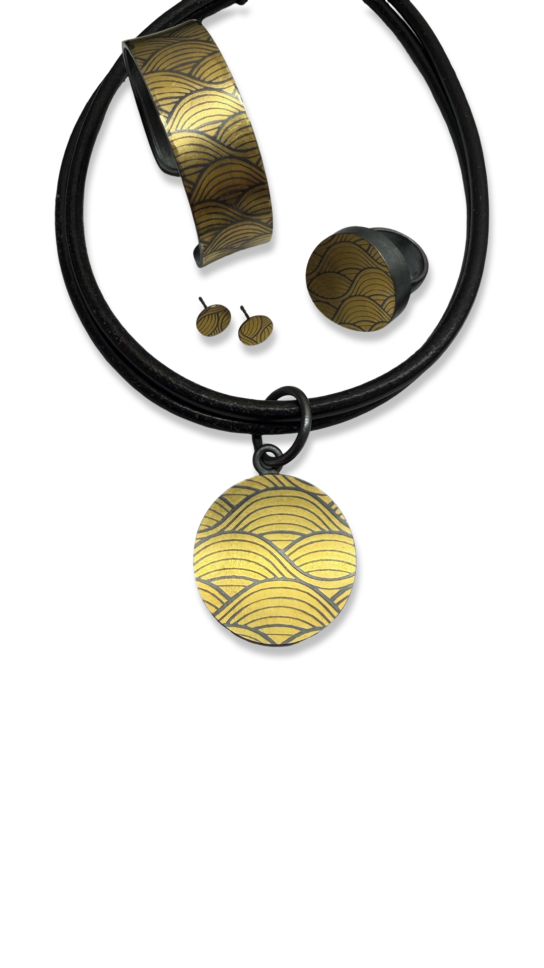 Grafische Schmuckarbeiten in Gold und Schwarz