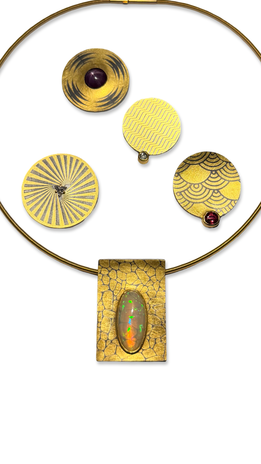 Mehrere goldene Schmuckarbeiten mit grafischen Oberflächen