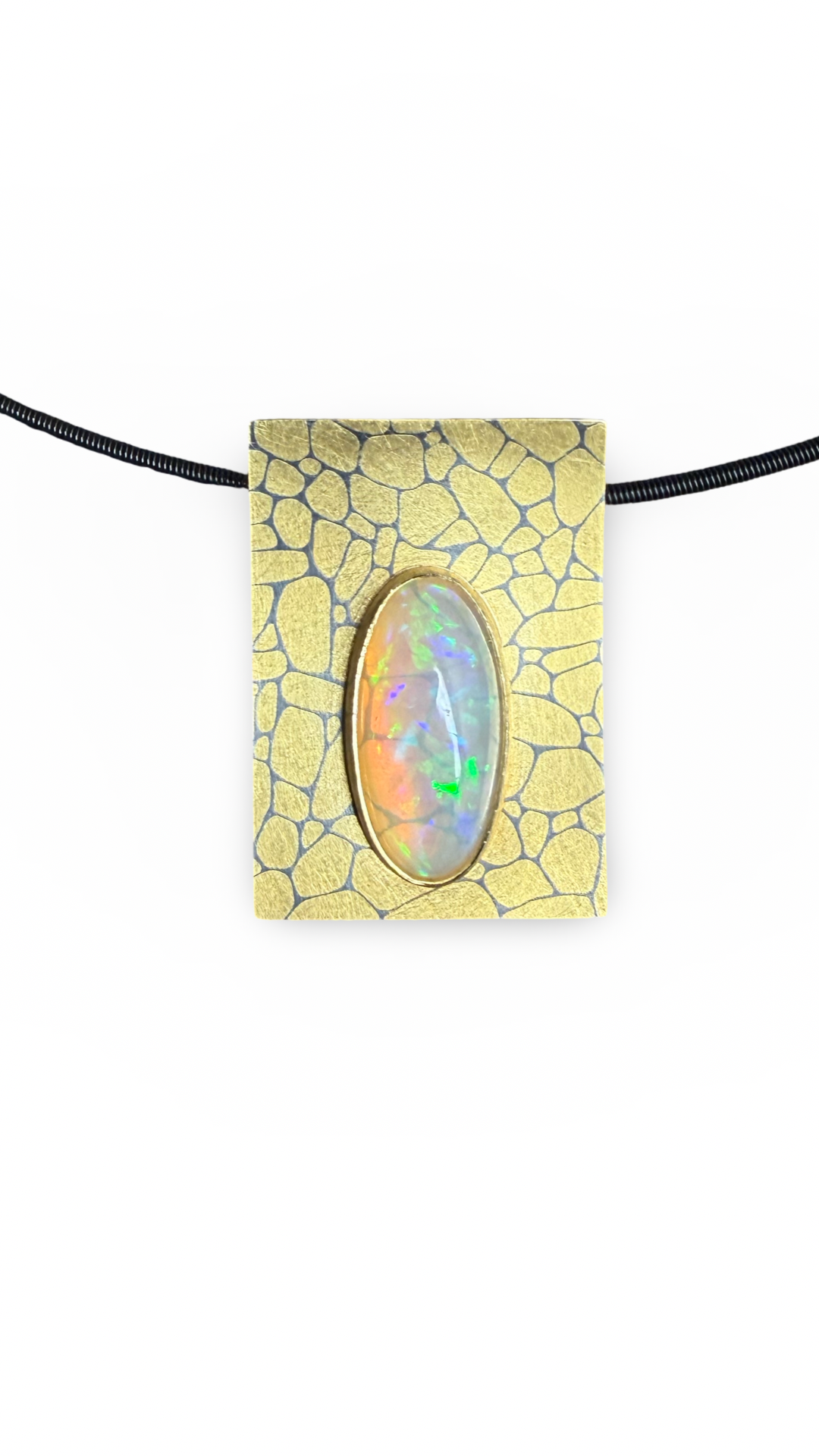 Goldener Anhänger mit Opal und grafischer Oberfläche