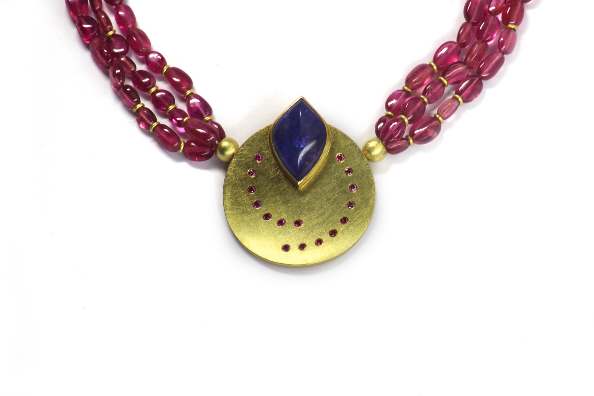 Kette mit farbigen Edelsteinen