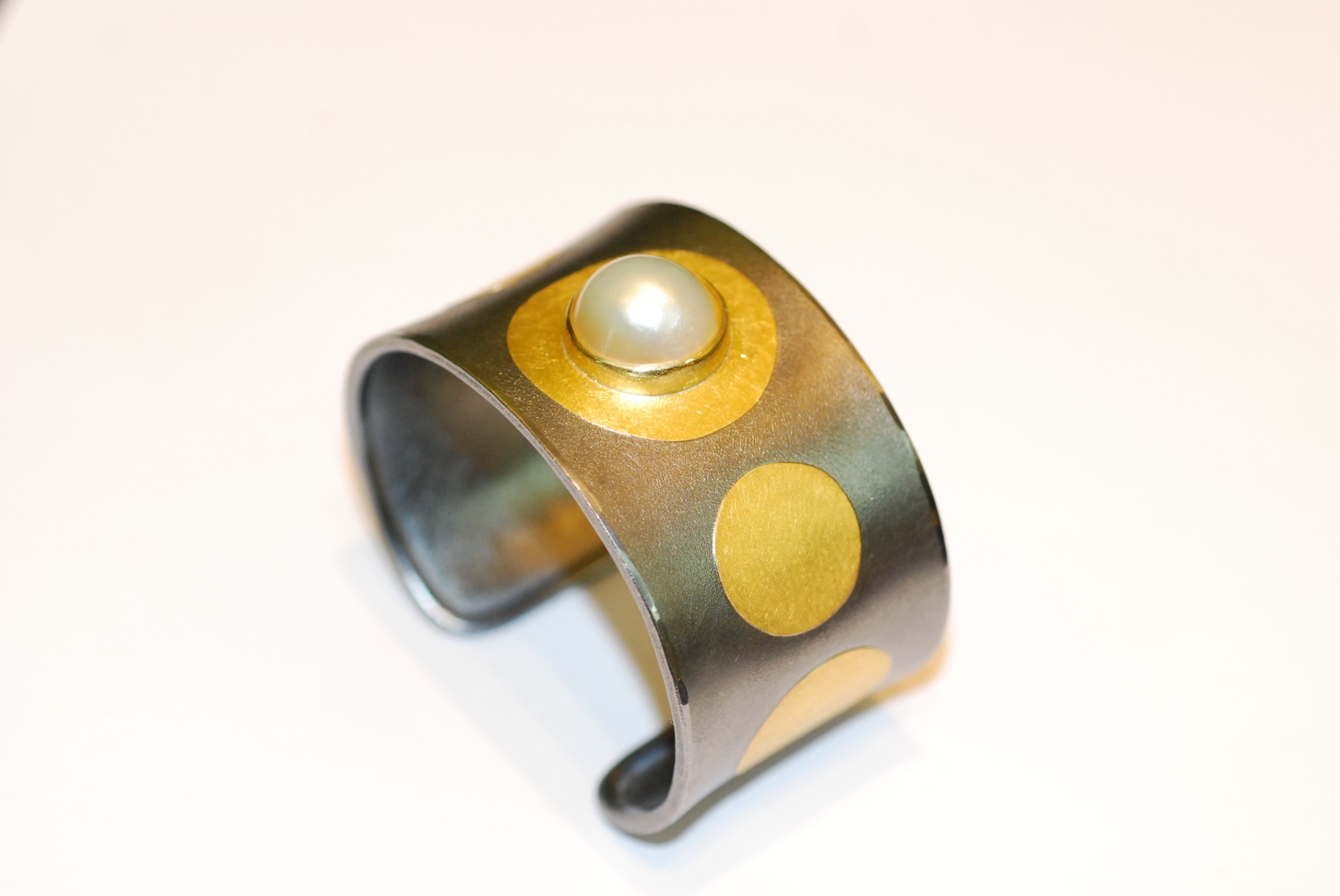 Armreif mit Perle